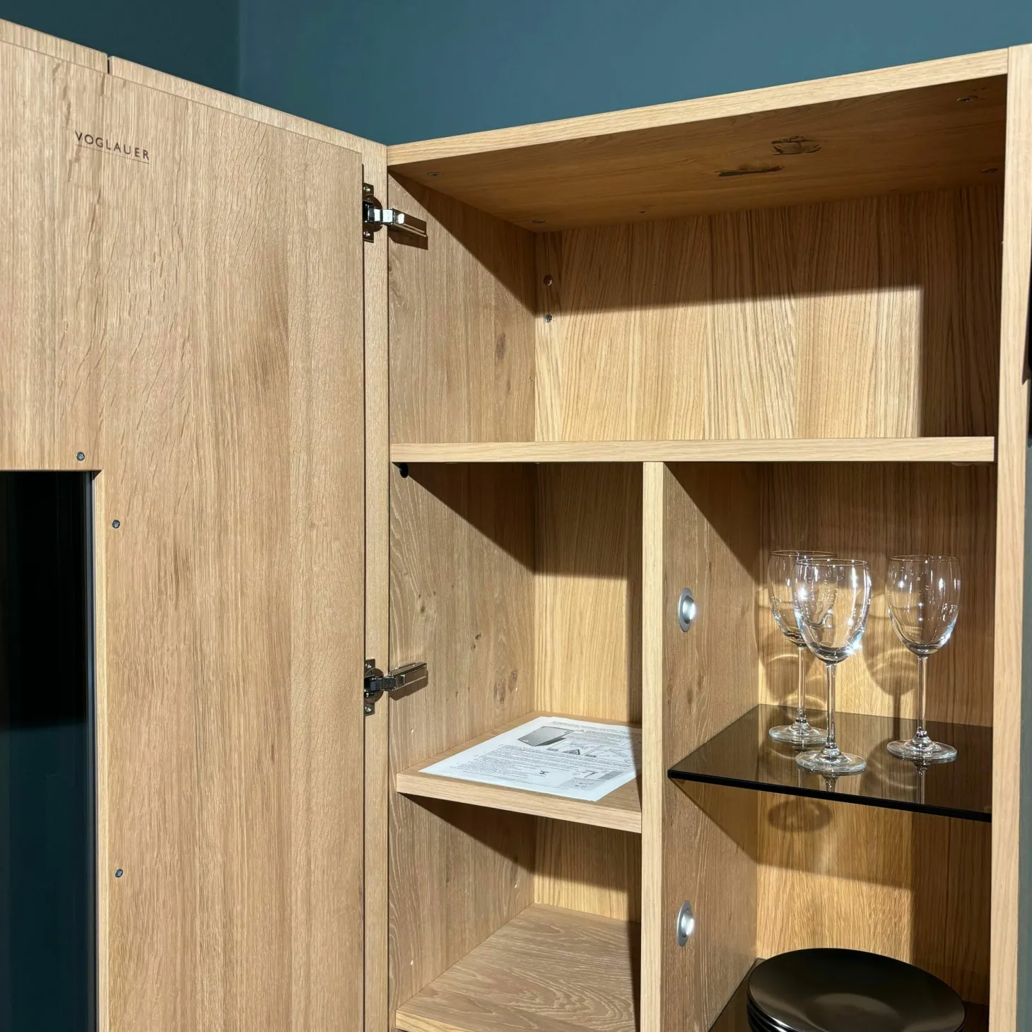 Vitrine V-Alpin AV64G Korpus Eiche Altholz Front Glas Glänzend Eintürig