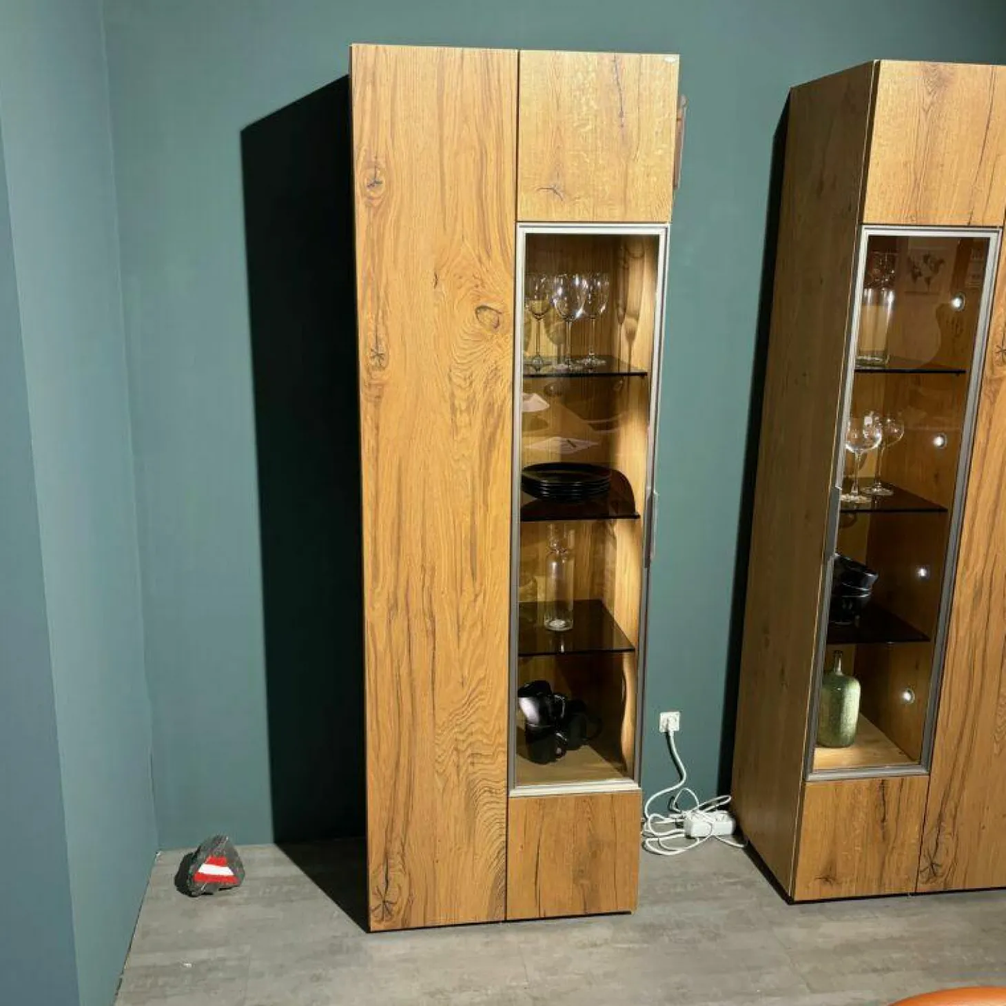 Vitrine V-Alpin AV64G Korpus Eiche Altholz Front Glas Glänzend Eintürig