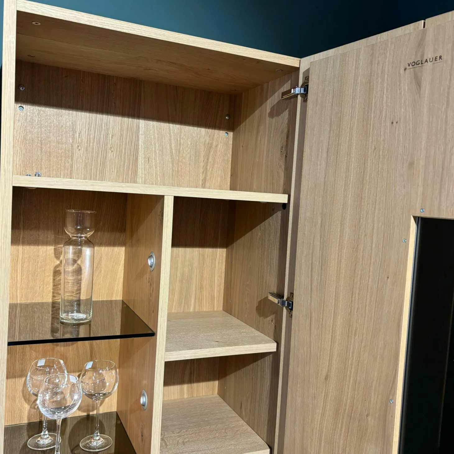 Vitrine V-Alpin AV64G Korpus Eiche Altholz Front Glas Glänzend Eintürig