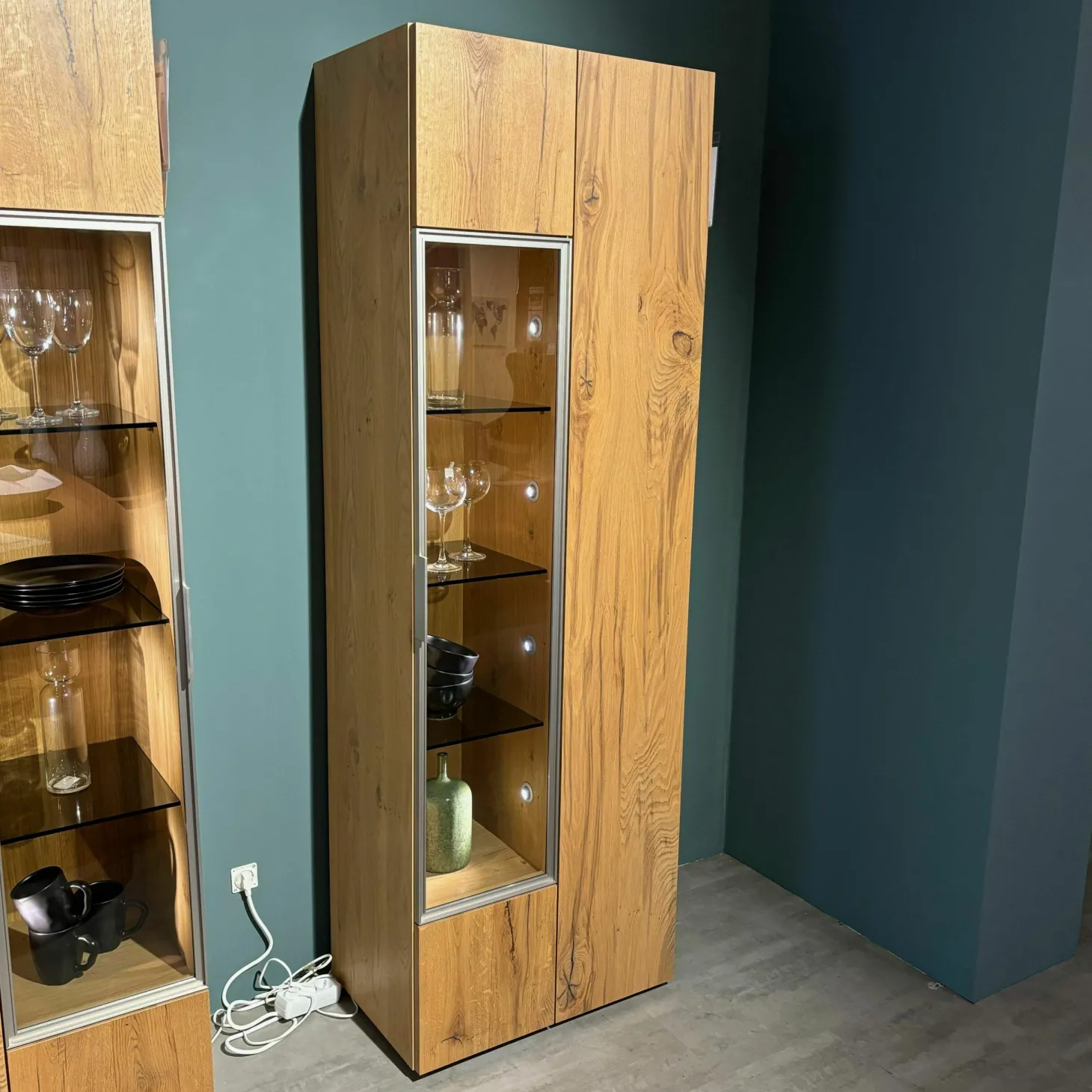 Vitrine V-Alpin AV64G Korpus Eiche Altholz Front Glas Glänzend Eintürig