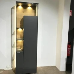 Vitrine Vino Lack Schiefergrau Grau Matt Griffe Aluminium Schiefergrau Matt Rückwand Wildeiche Hell Soft Gebürstet Und Geölt Mit LED-Beleuchtung