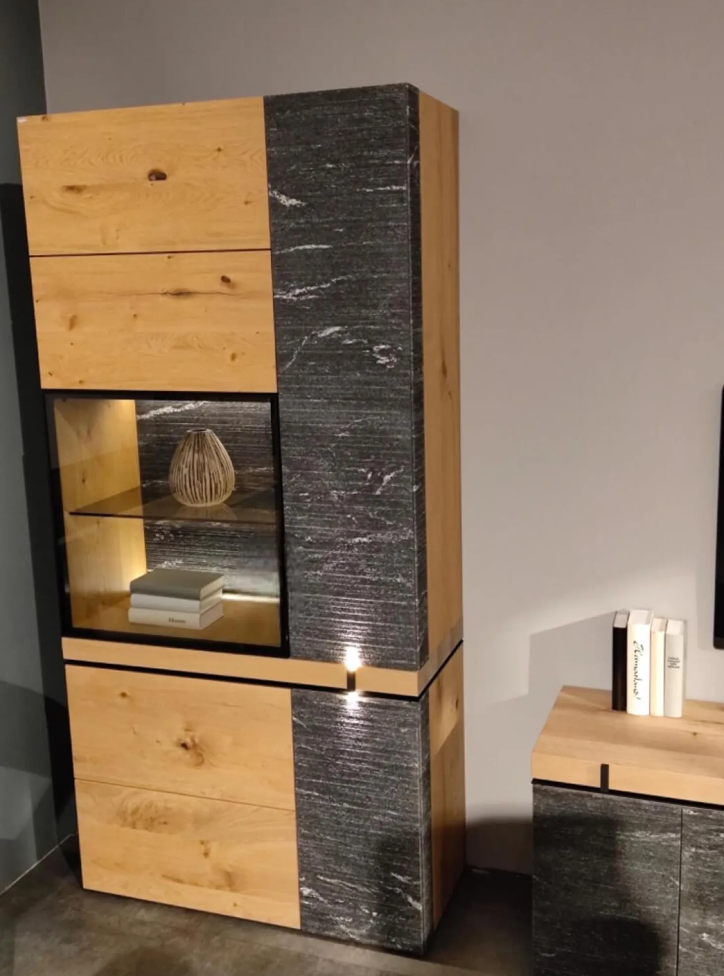 Vitrine V-Rock Alteiche Rustiko Gebürstet Steinakzent Alpengranit Schroff Schwarzgrau