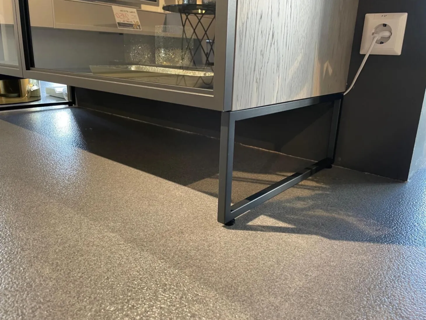 Vitrine WK 420 Viva Holz Furniert Grau Mit Glastüren Gestell Dunkelgrau