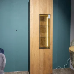 Vitrine Yoris Rechts Front Kerneiche Umato Gebürstet Korpus Eiche Anthrazit Mit Beleuchtung