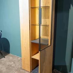 Vitrine Yoris Rechts Front Kerneiche Umato Gebürstet Korpus Eiche Anthrazit Mit Beleuchtung