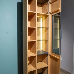 Vitrine Yoris Rechts Front Kerneiche Umato Gebürstet Korpus Eiche Anthrazit Mit Beleuchtung