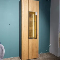 Vitrine Yoris Rechts Front Kerneiche Umato Gebürstet Korpus Eiche Anthrazit Mit Beleuchtung