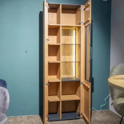 Vitrine Yoris Rechts Front Kerneiche Umato Gebürstet Korpus Eiche Anthrazit Mit Beleuchtung