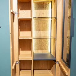 Vitrine Yoris Rechts Front Kerneiche Umato Gebürstet Korpus Eiche Anthrazit Mit Beleuchtung