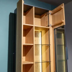 Vitrine Yoris Rechts Front Kerneiche Umato Gebürstet Korpus Eiche Anthrazit Mit Beleuchtung