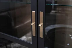 Vitrinenschrank Bordeaux Europäische Kirsche Anthrazit Reliefstruktur Rückwand Goldfarbig