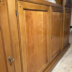 Vitrinie Kings College Vollholz Nussbaum Z 48 Kornfarbig Gewischt Beschläge Florence Bronziert