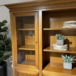 Vitrinie Kings College Vollholz Nussbaum Z 48 Kornfarbig Gewischt Beschläge Florence Bronziert