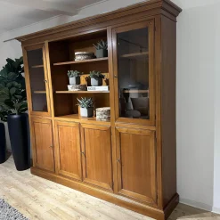 Vitrinie Kings College Vollholz Nussbaum Z 48 Kornfarbig Gewischt Beschläge Florence Bronziert