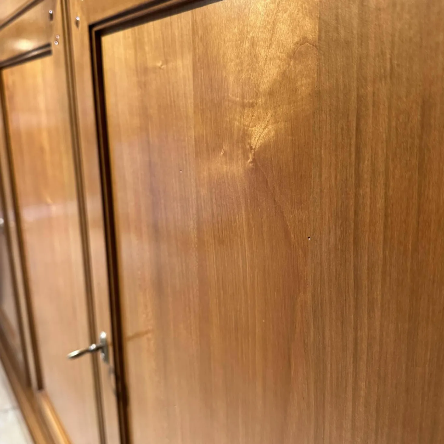 Vitrinie Kings College Vollholz Nussbaum Z 48 Kornfarbig Gewischt Beschläge Florence Bronziert