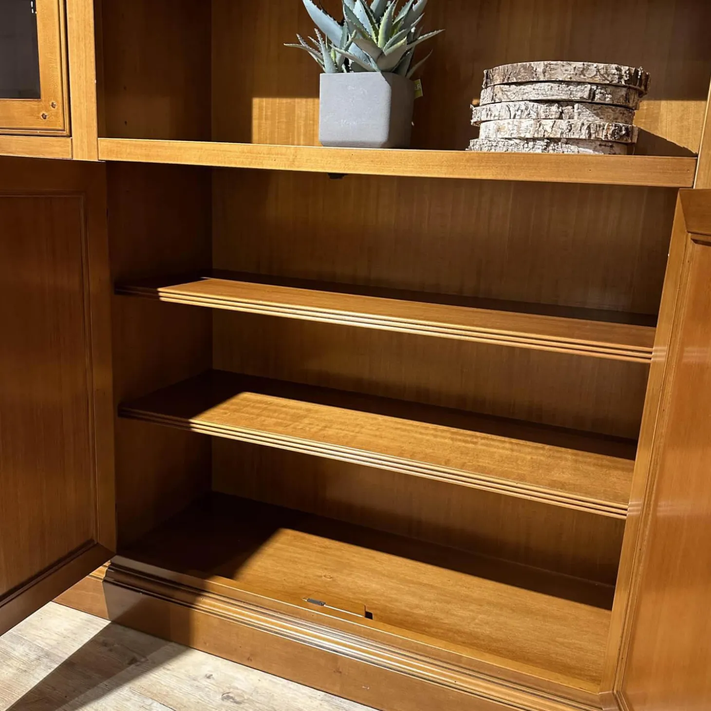 Vitrinie Kings College Vollholz Nussbaum Z 48 Kornfarbig Gewischt Beschläge Florence Bronziert