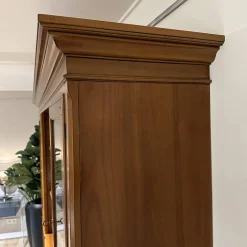 Vitrinie Kings College Vollholz Nussbaum Z 48 Kornfarbig Gewischt Beschläge Florence Bronziert