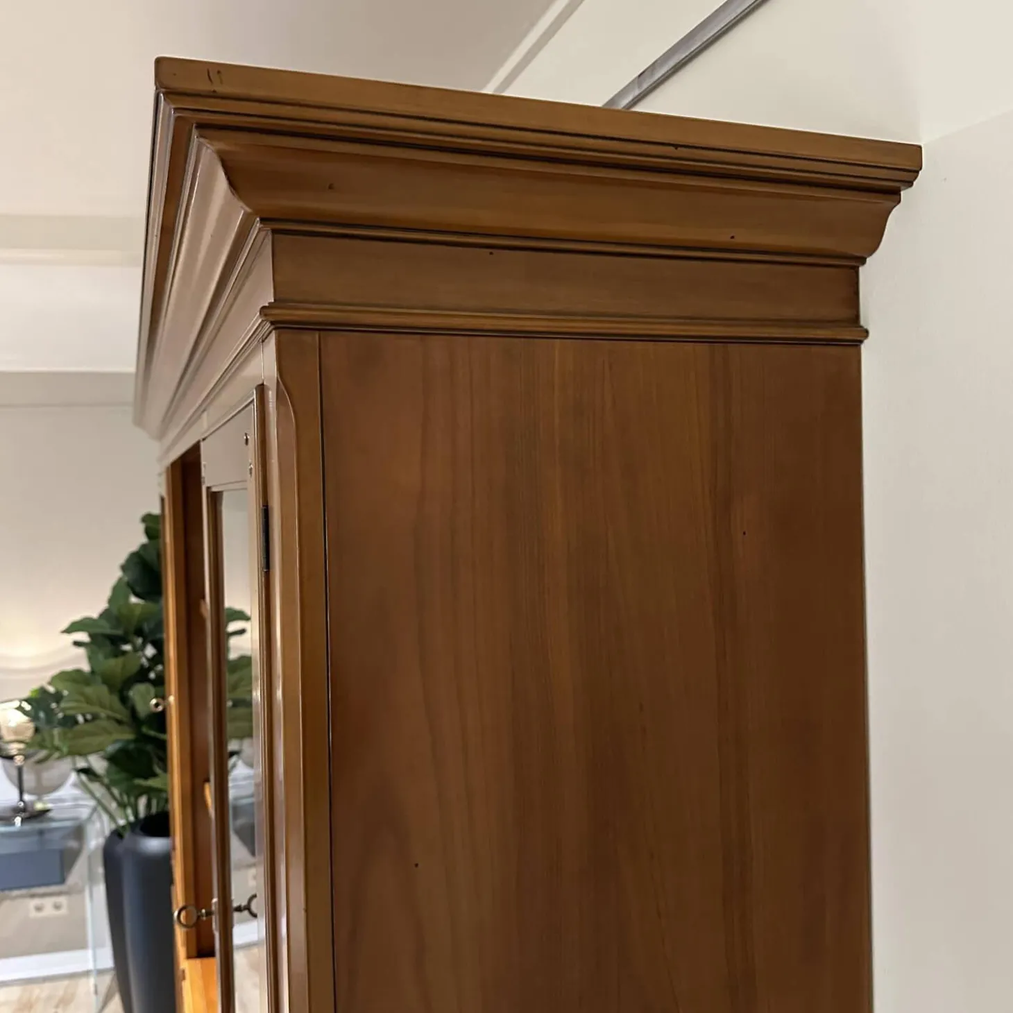 Vitrinie Kings College Vollholz Nussbaum Z 48 Kornfarbig Gewischt Beschläge Florence Bronziert