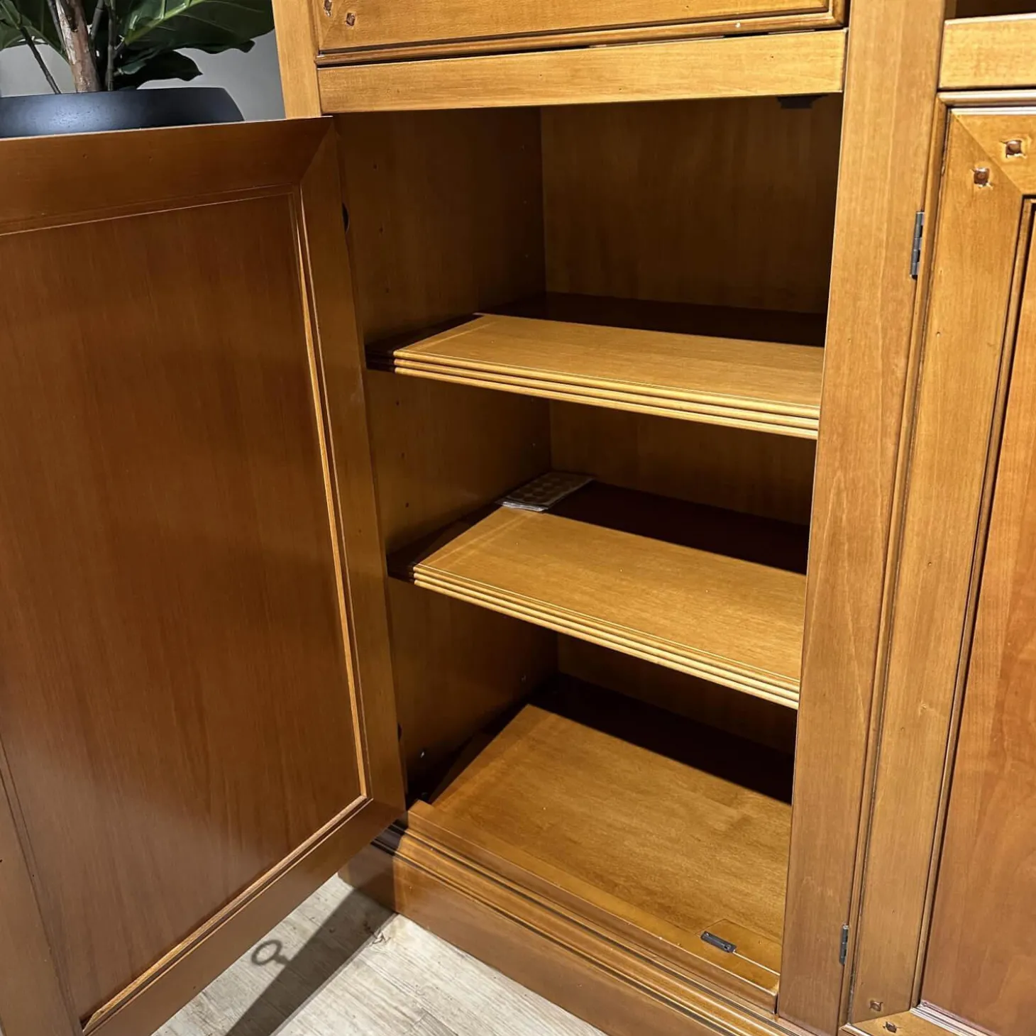 Vitrinie Kings College Vollholz Nussbaum Z 48 Kornfarbig Gewischt Beschläge Florence Bronziert