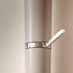 Wandgarderobe Tube Akzente Leder Taupe 07 Braun Gestell Edelstahl Poliert