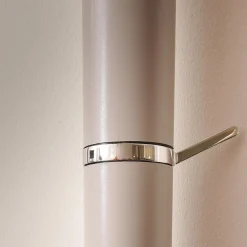 Wandgarderobe Tube Akzente Leder Taupe 07 Braun Gestell Edelstahl Poliert