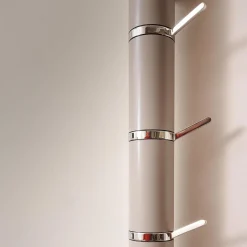 Wandgarderobe Tube Akzente Leder Taupe 07 Braun Gestell Edelstahl Poliert