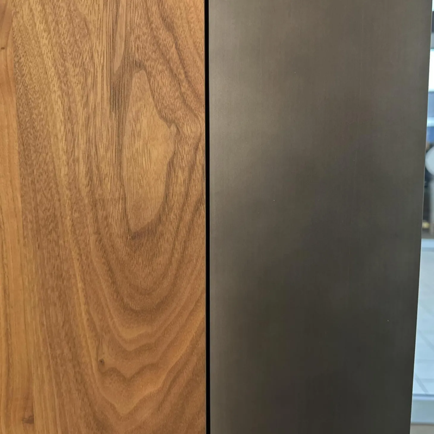 Weinkofferschrank Cambusa Nussbaum Massiv Front Rauchglas Rahmen Eisen Mit LED Beleuchtung