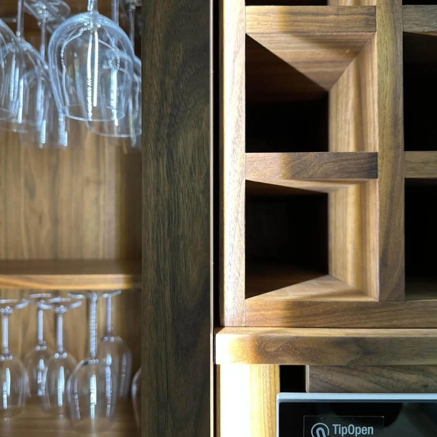 Weinkofferschrank Cambusa Nussbaum Massiv Front Rauchglas Rahmen Eisen Mit LED Beleuchtung