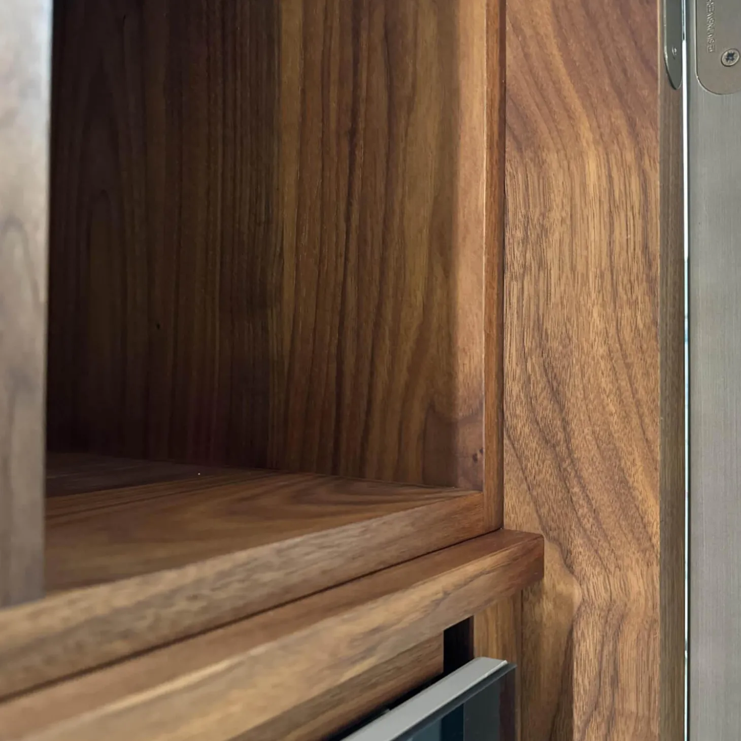 Weinkofferschrank Cambusa Nussbaum Massiv Front Rauchglas Rahmen Eisen Mit LED Beleuchtung