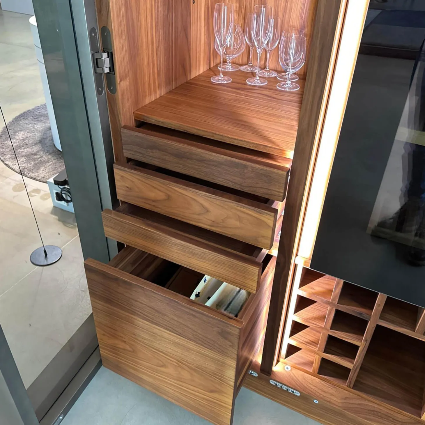 Weinkofferschrank Cambusa Nussbaum Massiv Front Rauchglas Rahmen Eisen Mit LED Beleuchtung