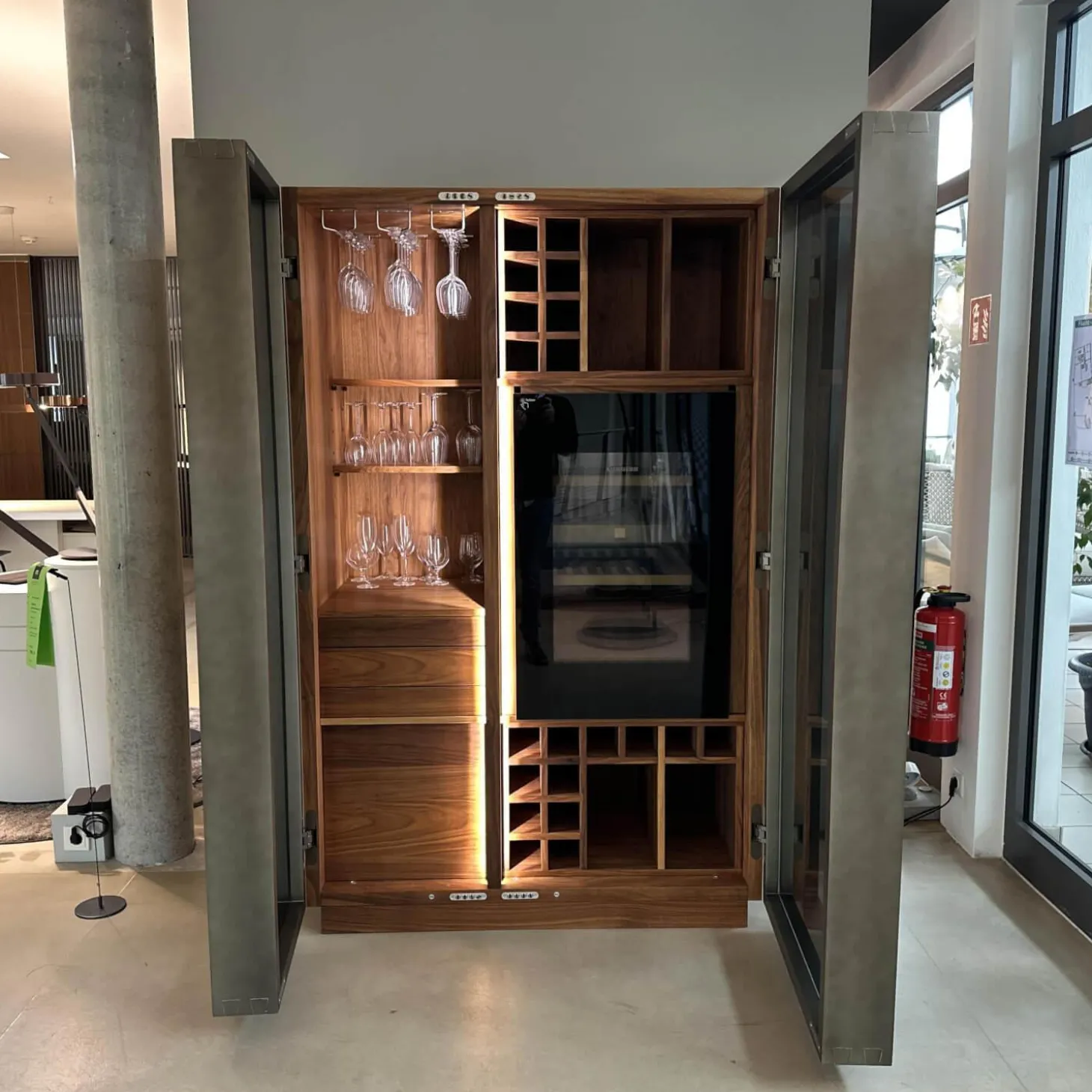 Weinkofferschrank Cambusa Nussbaum Massiv Front Rauchglas Rahmen Eisen Mit LED Beleuchtung