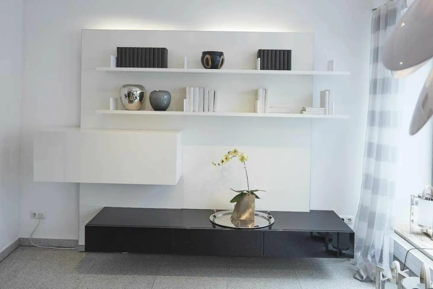 WK 409 Artena Hochglanz Schwarz Hartweiß mit Beleuchtung