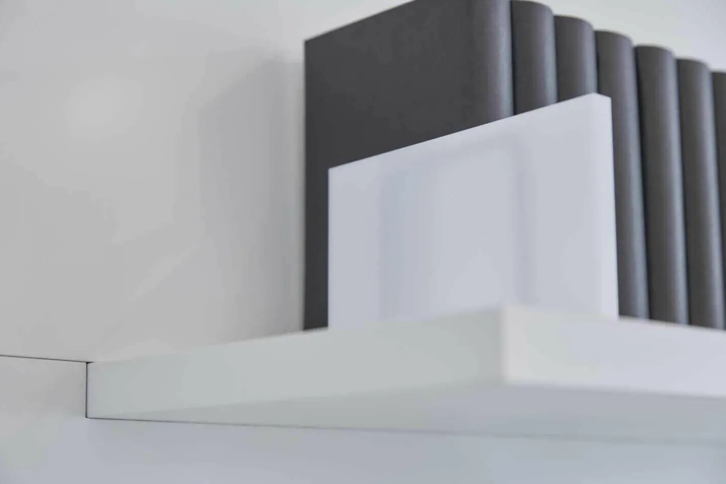 WK 409 Artena Hochglanz Schwarz Hartweiß mit Beleuchtung