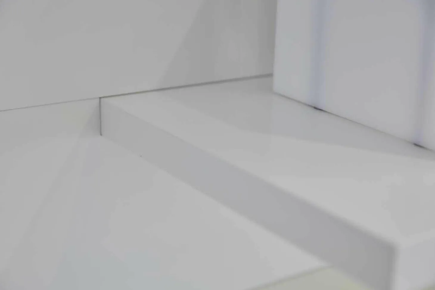 WK 409 Artena Hochglanz Schwarz Hartweiß mit Beleuchtung