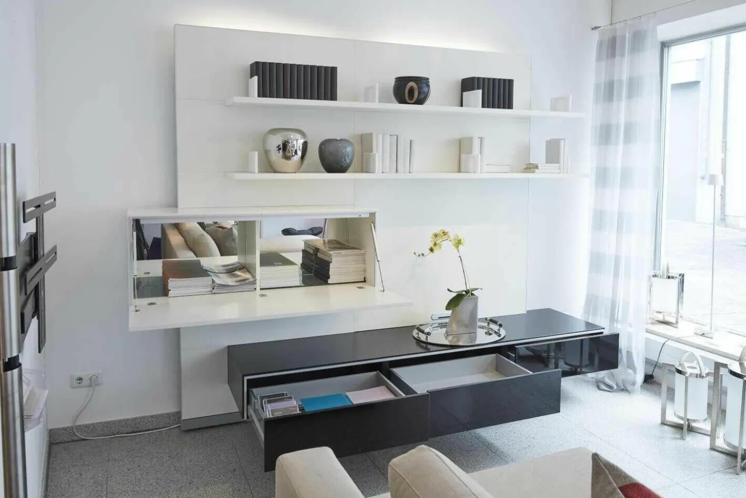 WK 409 Artena Hochglanz Schwarz Hartweiß mit Beleuchtung