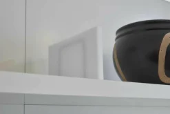 WK 409 Artena Hochglanz Schwarz Hartweiß mit Beleuchtung