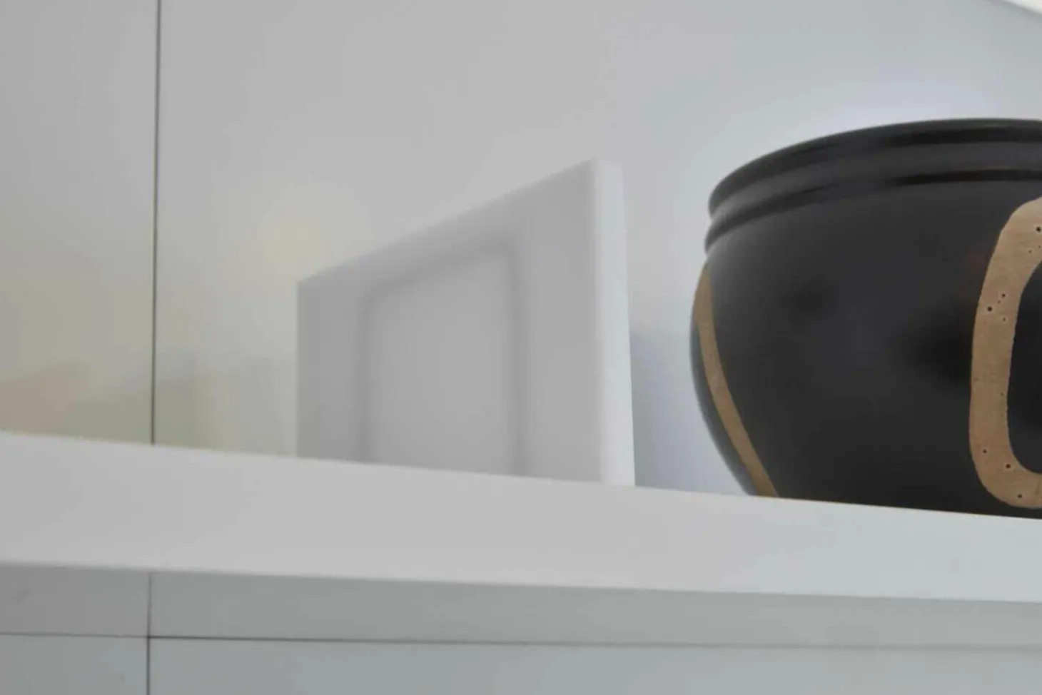 WK 409 Artena Hochglanz Schwarz Hartweiß mit Beleuchtung