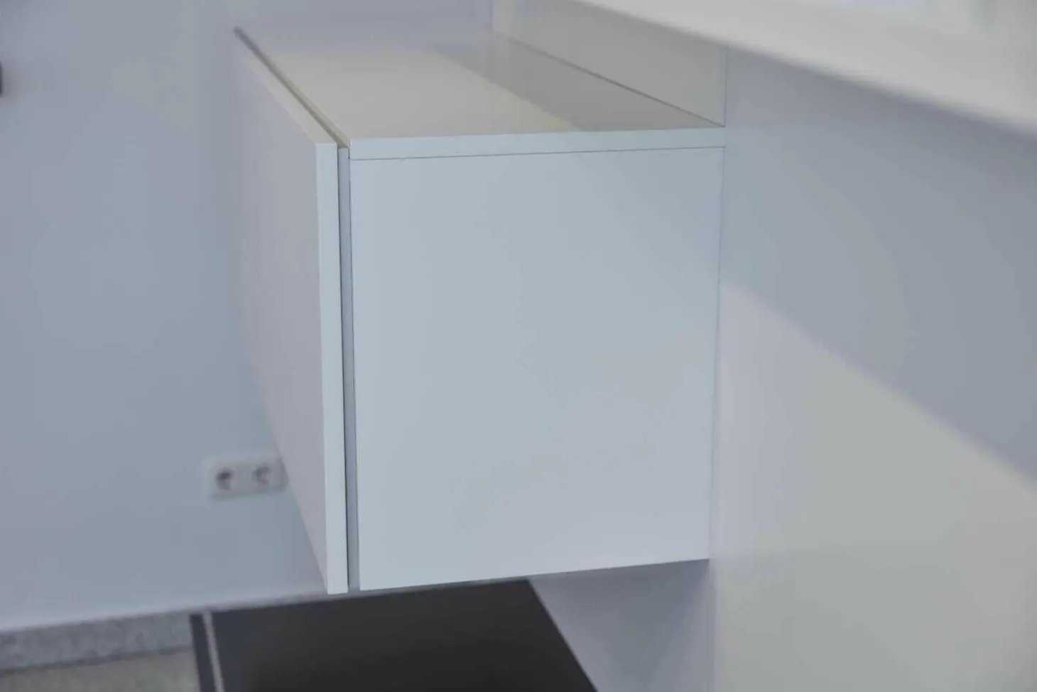 WK 409 Artena Hochglanz Schwarz Hartweiß mit Beleuchtung