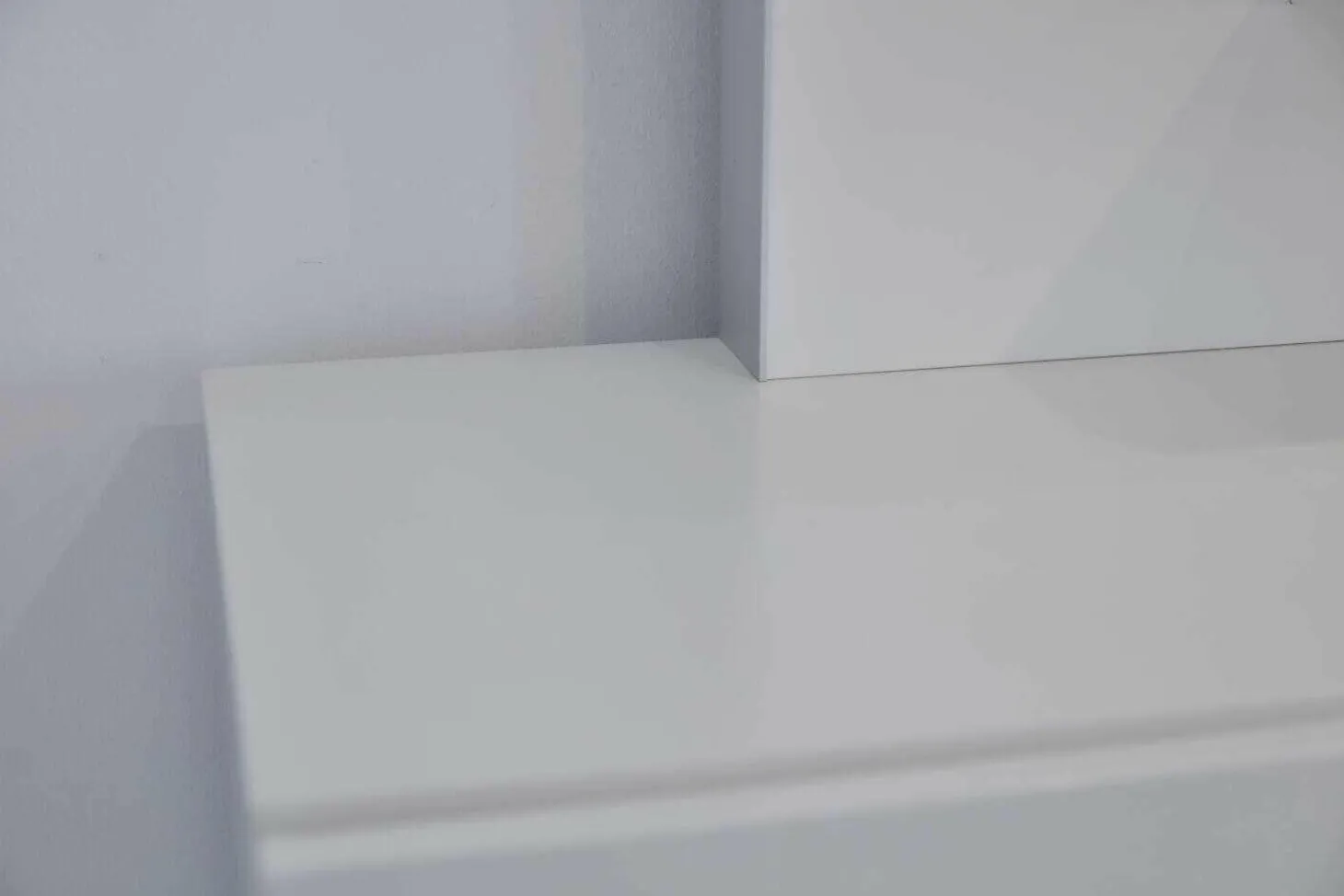 WK 409 Artena Hochglanz Schwarz Hartweiß mit Beleuchtung