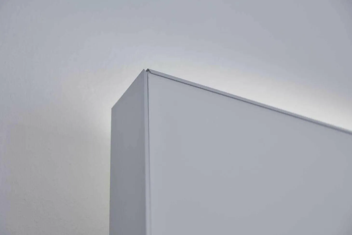 WK 409 Artena Hochglanz Schwarz Hartweiß mit Beleuchtung