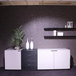 Wohnkombination 4450 Vorschlag 8185 Lack Platingrau Griffe Titangrau Regalböden Eiche Schwarz Echtholzfurniert