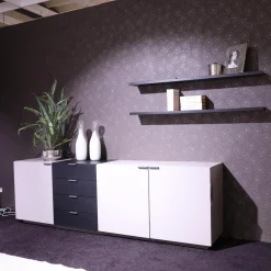 Wohnkombination 4450 Vorschlag 8185 Lack Platingrau Griffe Titangrau Regalböden Eiche Schwarz Echtholzfurniert