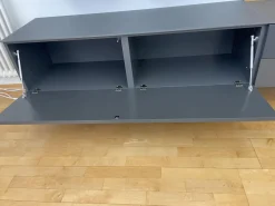 Wohnkombination Cubo Lack Quarz Schwarz Paneel Eiche Astig Wandschrank Aluminium Glastür Schwarz Mit Beleuchtung