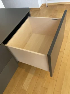 Wohnkombination Cubo Lack Quarz Schwarz Paneel Eiche Astig Wandschrank Aluminium Glastür Schwarz Mit Beleuchtung