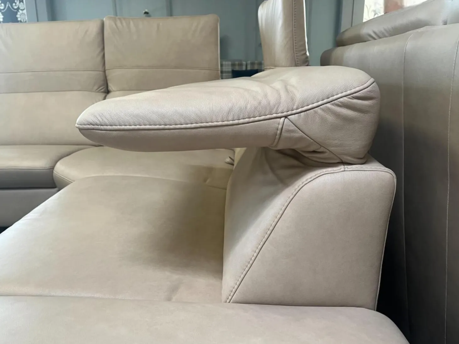 Wohnlandschaft Amalfi Leder Evita Ecru Beige Grau Füße Metallkufe Schwarz Lackiert Mit Elektrische Relaxverstellung