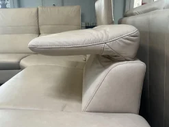 Wohnlandschaft Amalfi Leder Evita Ecru Beige Grau Füße Metallkufe Schwarz Lackiert Mit Elektrische Relaxverstellung