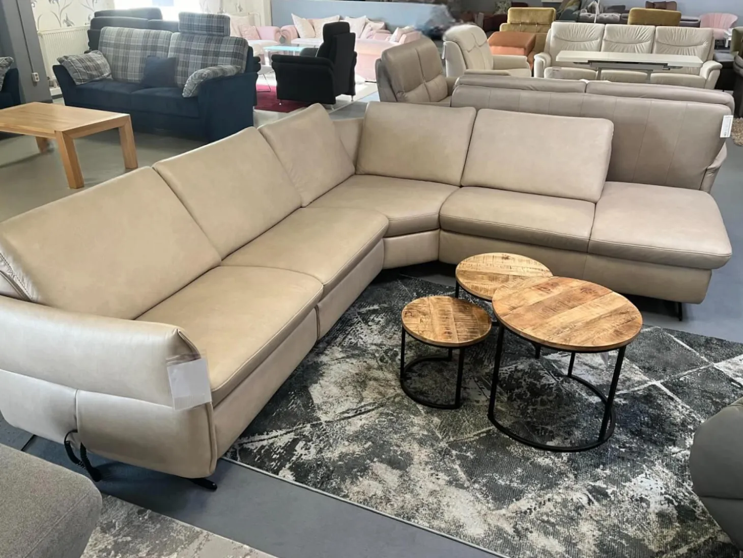 Wohnlandschaft Amalfi Leder Evita Ecru Beige Grau Füße Metallkufe Schwarz Lackiert Mit Elektrische Relaxverstellung