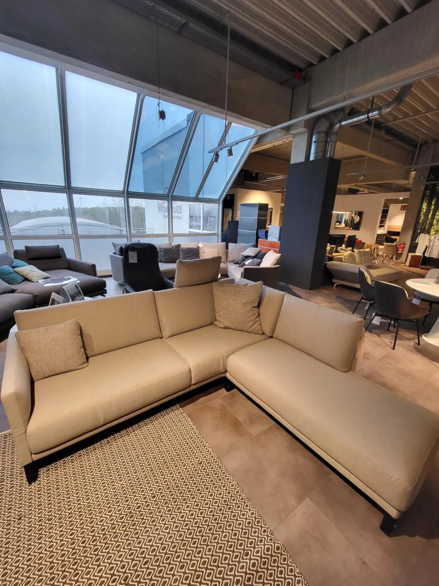 Wohnlandschaft Cara Stoff 14.162 Steingrau Fuß Kufe Stahl Schwarz