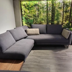 Wohnlandschaft Kumo Stoff 17 705 Stahlblau Grau Fuß Aluminium Glatt RAL 9017 Verkehrsschwarz Mit Ablage Nussbaum Und Kissen