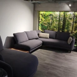 Wohnlandschaft Kumo Stoff 17 705 Stahlblau Grau Fuß Aluminium Glatt RAL 9017 Verkehrsschwarz Mit Ablage Nussbaum Und Kissen